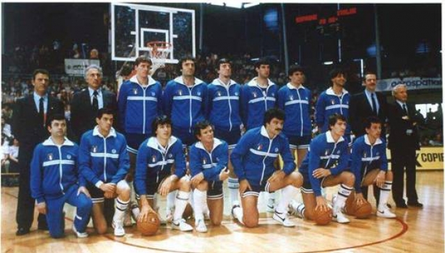 Formazione della Nazionale Italiana del 1983 Campione d'Europa: Pierluigi Marzorati, Antonello Riva, Romeo Sacchetti, Dino Meneghin, Renzo Vecchiato, Carlo Caglieris, Roberto Brunamonti, Enrico Gilardi, Marco Bonamico, Alberto Tonut, Ario Costa, Renato Villalta. Allenatore Sandro Gamba.